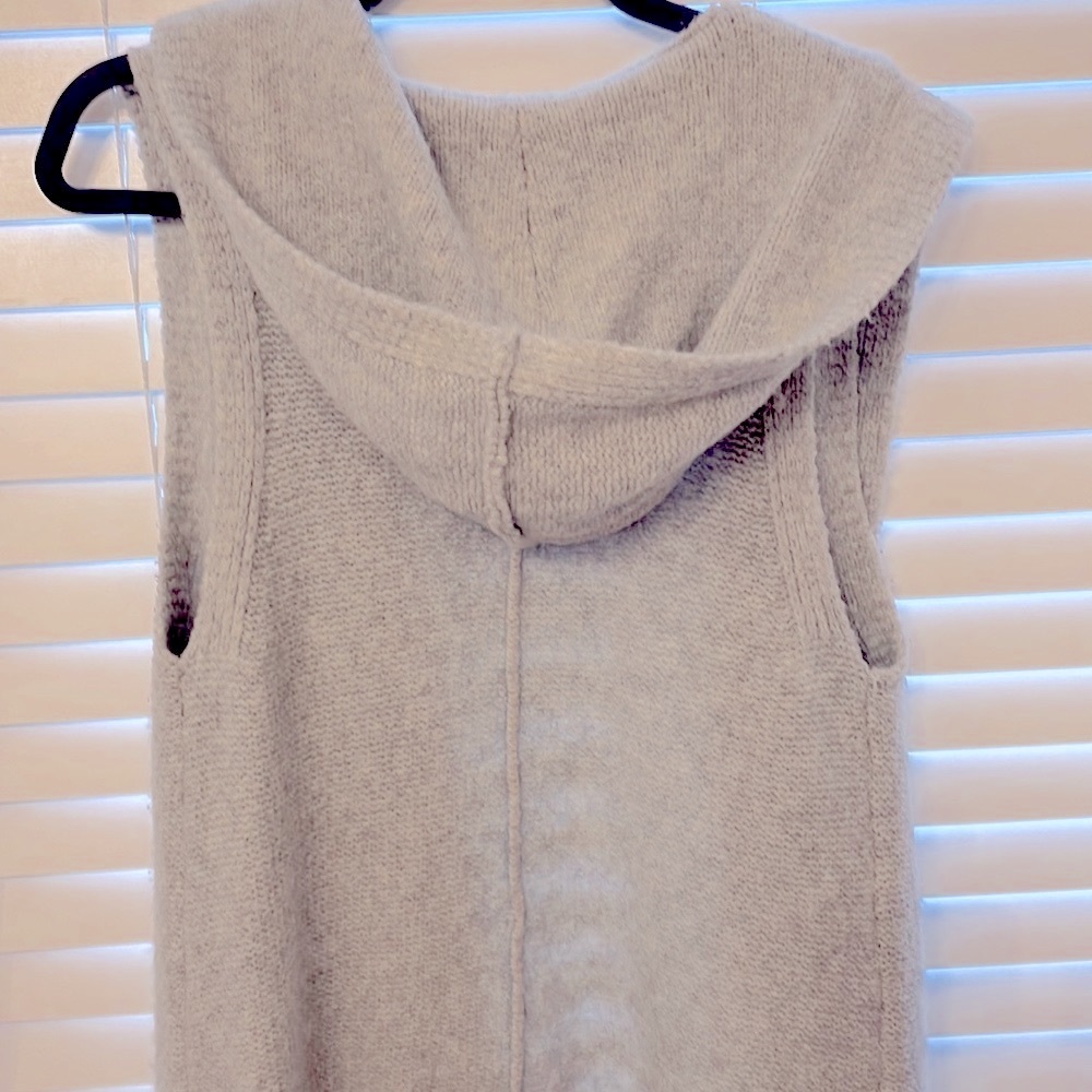 Tahari grey sleeveless long sweater with hood size M
